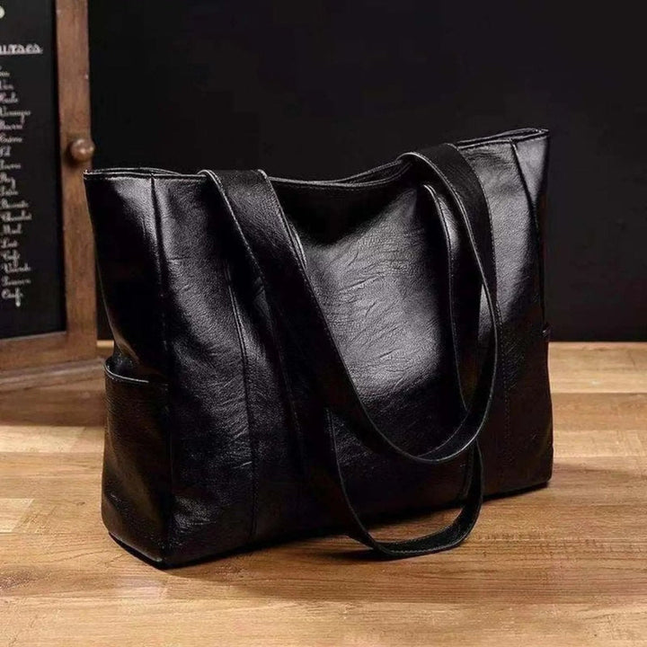 Elegant Leather Shoulder Bag with Retro Touch and Smooth Surface