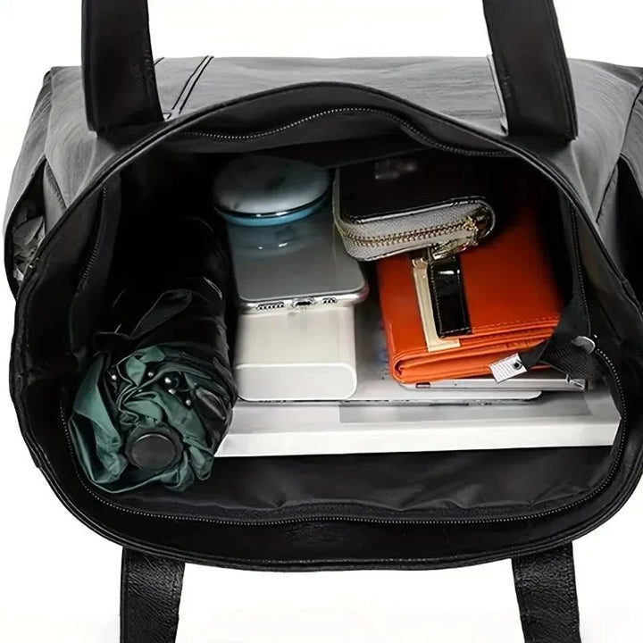Elegant Leather Shoulder Bag with Retro Touch and Smooth Surface